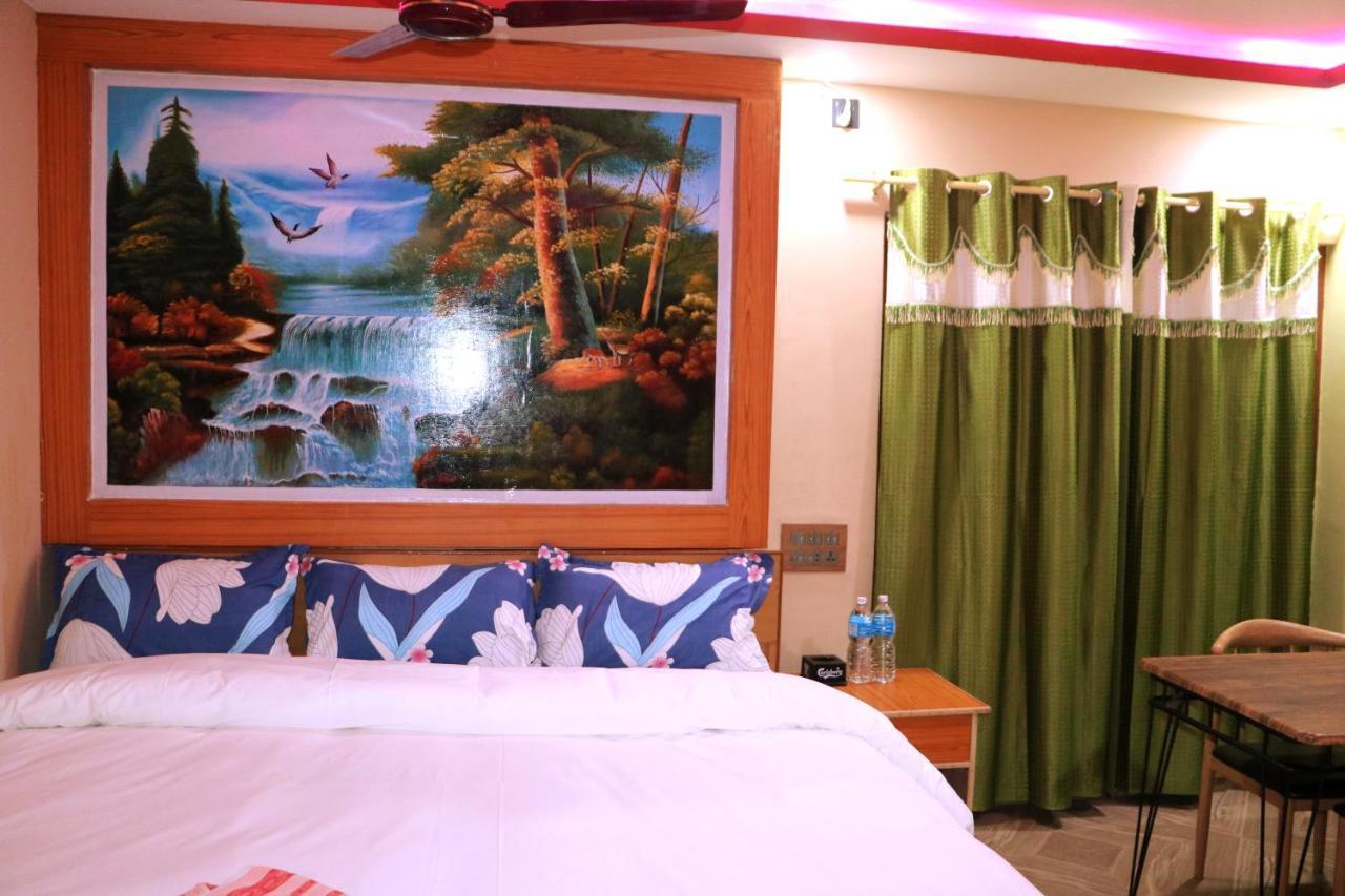 Hotel National Park Sauraha Extérieur photo
